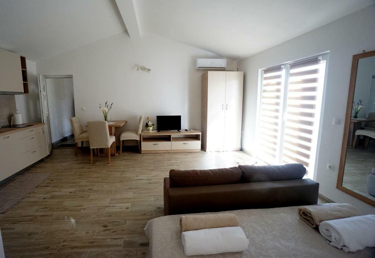 Apartments Sanja Jezera Bagian luar foto